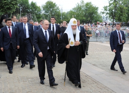 Russian President Vladimir Putin (L) visits the Trinity Lavra monastery with Kirill, Patriarch of Moscow and All Russia, in Sergeiv Posad in the Moscow region on July 18, 2014.