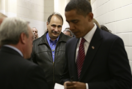 David Axelrod (C), chief campaign strategist for U.S. Democratic presidential nominee Senator Barack Obama (D-IL) (R), is pictured backstage before a campaign rally in Pittsburgh, Pennsylvania, October 27, 2008. Obama is campaigning in Ohio and Pennsylvania on Monday before the November 4 election.