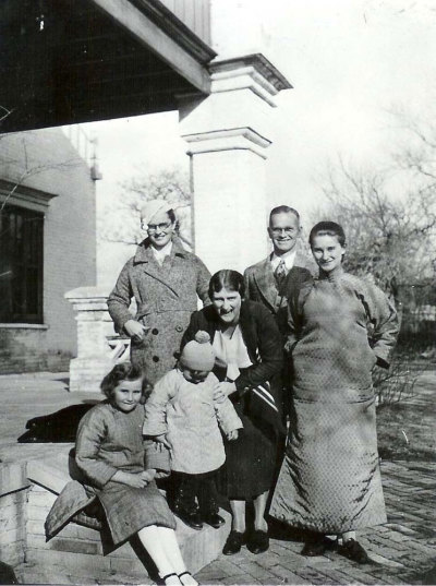 American medical missionary L. Nelson Bell, his wife, and their four children: Rose, Virginia, Clayton, and Ruth in Huai'an China in the early 20th century. Ruth became the wife of evangelist Billy Graham.