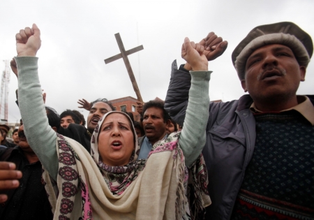 People from the Christian community attend a protest, to condemn suicide bombings which took place outside two churches in Lahore, in Peshwar, March 16, 2015. Suicide bombings outside two churches in Lahore killed 14 people and wounded nearly 80 others during services on Sunday in attacks claimed by a faction of the Pakistani Taliban.