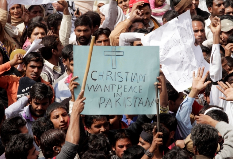 People from the Christian community attend a protest to condemn suicide bombings which took place outside two churches in Lahore, March 16, 2015. Suicide bombings outside two churches in Lahore killed 14 people and wounded nearly 80 others during services on Sunday in attacks claimed by a faction of the Pakistani Taliban.