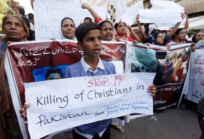 People from the Christian community attend a protest, to condemn suicide bombings which took place outside two churches in Lahore, in Karachi, March 16, 2015. Suicide bombings outside two churches in Lahore killed 14 people and wounded nearly 80 others during services on Sunday in attacks claimed by a faction of the Pakistani Taliban.