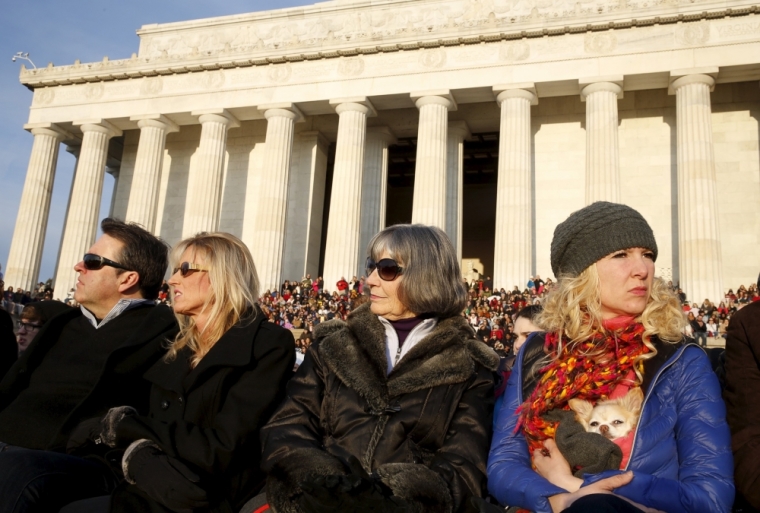 Participants in an Easter Sunday sunrise Christian religious service sit on the steps of the Lincoln Memorial in Washington, April 5, 2015. Organizers said a record crowd estimated at 8,900 attended the annual service in its 37th year.