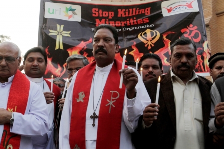 People from the Christian community hold candles while taking part in a protest rally to condemn the suicide bombings which took place outside two churches in Lahore, in Peshawar, March 18, 2015. Suicide bombings outside two churches in Lahore at least killed 16 people and wounded nearly 80 others during services on Sunday in attacks claimed by a faction of the Pakistani Taliban.