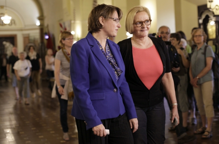 U.S. Senators Amy Klobuchar (D-MN) (L) and Claire McCaskill (D-MO) talk after a news conference at a hotel in Havana February 17, 2015.