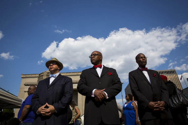 Demonstrators rally at city hall in Baltimore, Maryland May 3, 2015. Baltimore Mayor Stephanie Rawlings-Blake on Sunday lifted a 10 p.m. to 5 a.m. curfew she had imposed on the city last week after a night of looting and arson that followed the death of 25-year-old Freddie Gray from injuries suffered while in the police custoday.