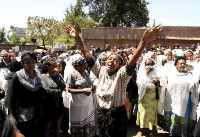 A woman cries at a gathering of the 30 Ethiopian victims killed by members of the militant Islamic State in Libya, in the capital Addis Ababa, April 21, 2015.