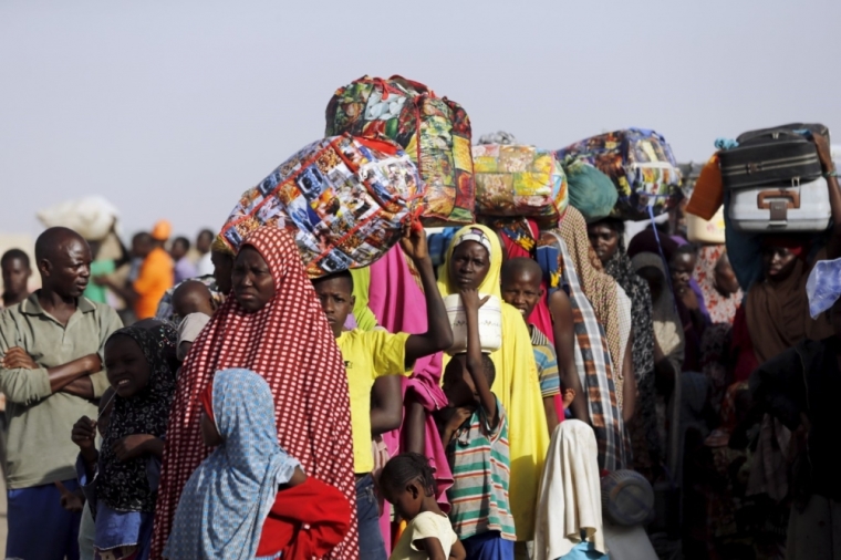 Returnees queue during the evacuation of Nigerians displaced by Boko Haram militants, at a camp for displaced people in Geidam, Yobe state, Nigeria, May 6, 2015. Niger has evacuated Nigerians living around Lake Chad, military and aid officials told Reuters on Tuesday, as the armies of four west African nations battle to quash the Islamist militants.