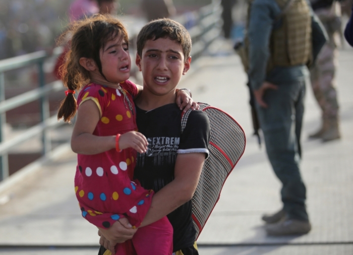 Displaced Sunni people, who fled the violence in the city of Ramadi, arrive at the outskirts of Baghdad, May 19, 2015. Iraqi security forces on Tuesday deployed tanks and artillery around Ramadi to confront Islamic State fighters who have captured the city in a major defeat for the Baghdad government and its Western backers.