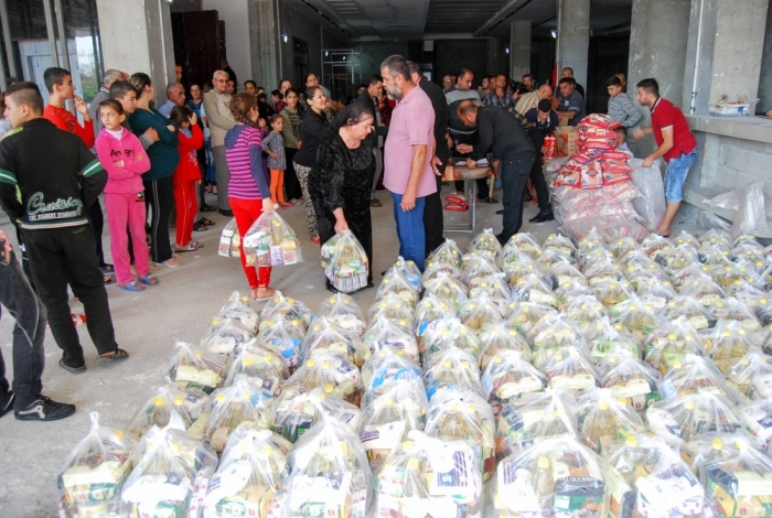 Iraqi refugees receiving Open Doors packets in 2014.