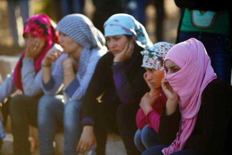 Turkish Kurdish women mourn during the funeral of Kurdish fighters killed during clashes against Islamic State in Syrian town of Kobani, at a cemetery in the southeastern town of Suruc, Sanliurfa province, October 24, 2014.