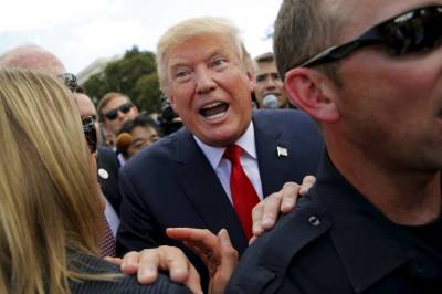 U.S. Republican presidential candidate Donald Trump makes his way through the crowd after addressing a tea party rally against the Iran nuclear deal at the U.S. Capitol in Washington Wednesday.