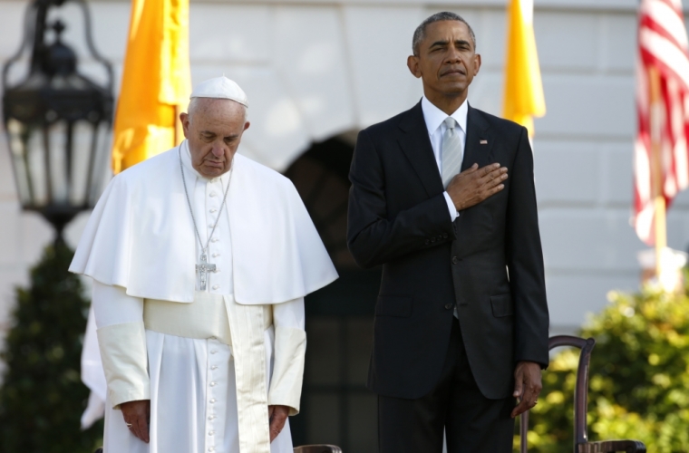 U.S. President Barack Obama (R) stands with Pope Francis during an arrival ceremony for the pontif at the White House in Washington September 23, 2015. The pontiff is on his first visit to the United States.