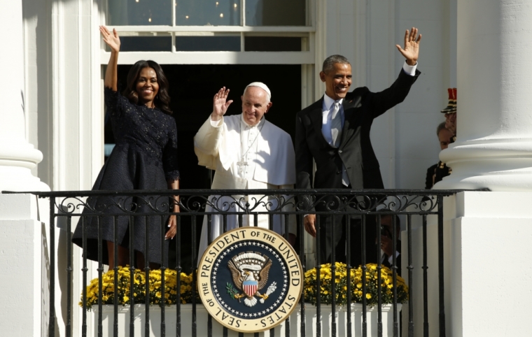 U.S. President Barack Obama (R), first lady Michelle Obama, and Pope Francis wave from a balcony during an official welcoming ceremony held at the White House in Washington, September 23, 2015.