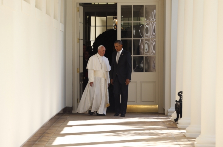 U.S. President Barack Obaka and Pope Francis (L) walk down the White House colonnade to the Oval Office during a welcoming ceremony for the pontiff in Washington, September 23, 2015.