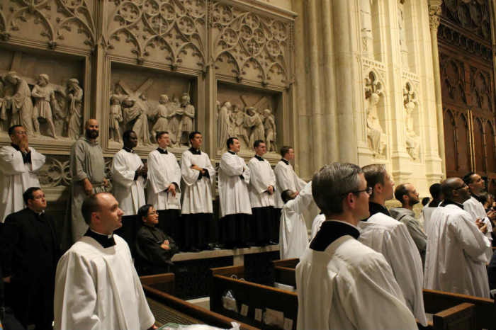 People strain to get a look at Pope Francis as he prepares to leave St. Patrick's Cathedral in New York City September 24, 2015.