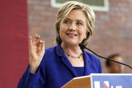 U.S. Democratic presidential candidate Hillary Clinton speaks in the gymnasium of Moulton Elementary School in Des Moines, Iowa, September 22, 2015.