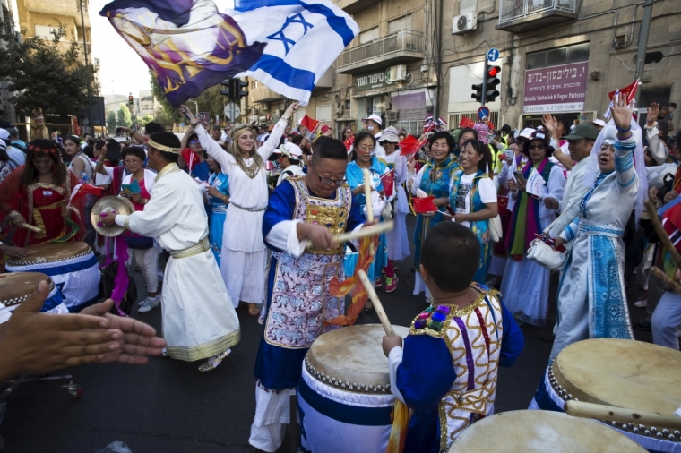 Participants celebrate during an annual parade on the Jewish holiday of Sukkot in Jerusalem, Israel, October 1, 2015. Thousands of foreigners who support Israel took part on Thursday in the parade along with groups of Israelis.