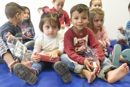 Migrant's children sit in a room at a refugee camp in Hamburg, Germany, September 18, 2015. Migrant numbers in Europe will build up in coming days and their flows may fragment further into new routes, the U.N. refugee agency said on Friday, urging the European Union to grasp a last chance to resolve the refugee crisis next week.