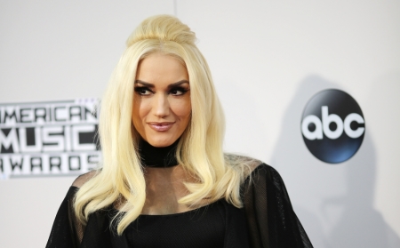 Singer Gwen Stefani arrives at the 2015 American Music Awards in Los Angeles, California, November 22, 2015.