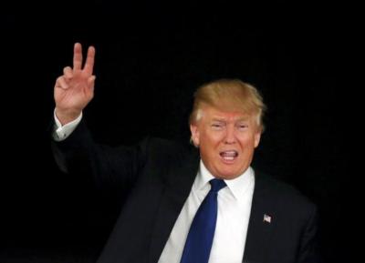 U.S. Republican presidential candidate Donald Trump waves as he leaves the stage after speaking at the meeting of the New England Police Benevolent Association in Portsmouth, New Hampshire. December 10, 2015.