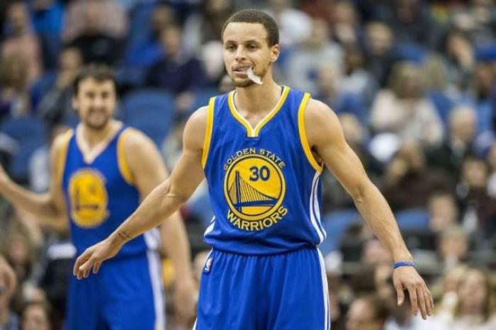 Stephen Curry during the first half of the Warriors' regular season game against the Wolves.