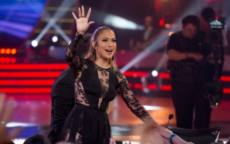 Judge Jennifer Lopez waves during the American Idol XIV 2015 Finale at Dolby theatre in Hollywood, California, May 13, 2015.