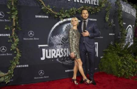 Cast member Chris Pratt and his wife actress Anna Faris pose at the premiere of 'Jurassic World' in Hollywood, California, June 9, 2015.