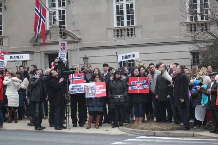 Pastor Cristian Ionescu speaks to hundreds of protesters from all over the United States gathered at the Norwegian Embassy in Washington, D.C. on Jan. 8, 2016 to urge the Norwegian government to free the five children seized from the Bodnariu family by child protective services in November.