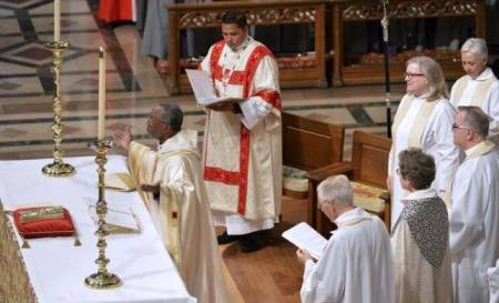 The Reverend Michael Bruce Curry (L) makes remarks as members of the clergy attend prior to his Installation ceremony at the Washington National Cathedral, in Washington, November 1, 2015.