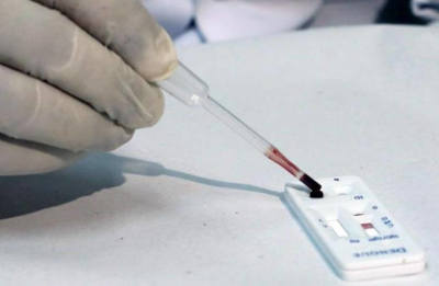 A health agent uses a new test kit that rapidly diagnoses three different mosquito-borne viruses in Sao Paulo, Brazil, January 18, 2016.