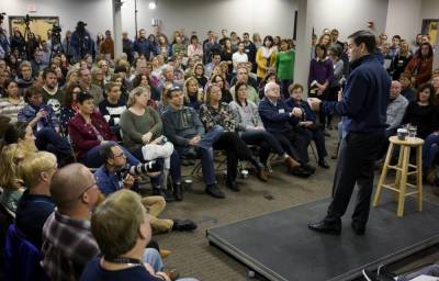 U.S. Republican presidential candidate Marco Rubio talks to employees after a campaign event at the Timberland headquarters in Stratham, New Hampshire February 4, 2016.