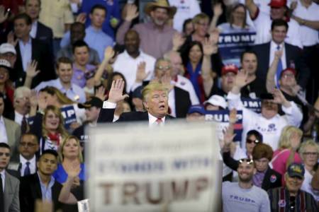 Republican U.S. presidential candidate Donald Trump asks his supporters to raise their hands and promise to vote for him at his campaign rally at the University of Central Florida in Orlando, Florida March 5, 2016.