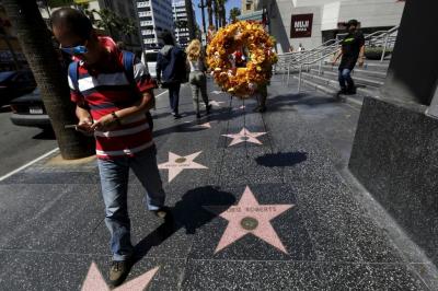 A wreath is pictured on the star of late actress Doris Roberts, who died at the age of 90, on the Hollywood Walk of Fame in Los Angeles, U.S., April 19, 2016.