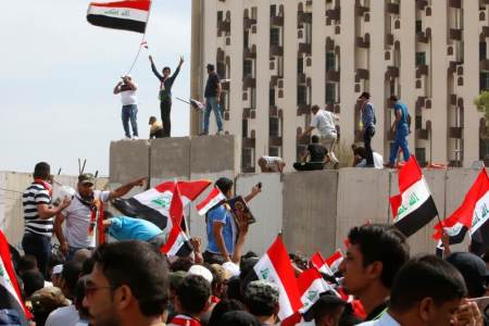 Followers of Iraq's Shi'ite cleric Moqtada al-Sadr storm Baghdad's Green Zone after lawmakers failed to convene for a vote on overhauling the government, in Iraq April 30, 2016.