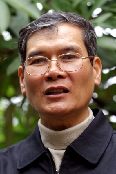 Vietnamese detainee Father Thadeus Nguyen Van Ly talks to the media at Nam Ha prison in Ba Sao county, Nam Ha province, 80 km (50 miles) south of Hanoi, February 1, 2005.