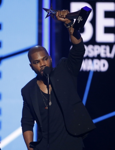 Kirk Franklin accepts the award for Best Gospel/Inspirational Artist at the 2016 BET Awards in Los Angeles, California, June 26, 2016.