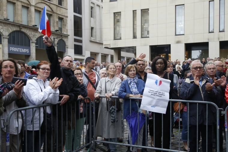 Mourners applaud outside the Cathedral in Rouen after a funeral service in memory of slain French parish priest Father Jacques Hamel in Rouen, France, August 2, 2016. Father Jacques Hamel was killed last week in an attack on a church at Saint-Etienne-du-Rouvray near Rouen that was carried out by assailants linked to Islamic State.