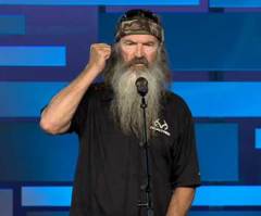 Thousands of Fans Greet 'Duck Dynasty' Stars at Berlin Raceway