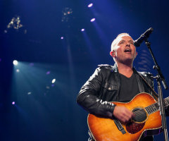 Chris Tomlin's 'Burning Lights' Brings Home Dove Award for 'Praise & Worship Album of the Year'