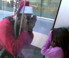 Window Washers Bring Christmas Cheer to Sick Children (VIDEO)