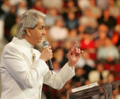 Evangelist Benny Hinn's Return to India for Prayer Conference Sparks Protests, Allegations of 'Hidden Agenda'