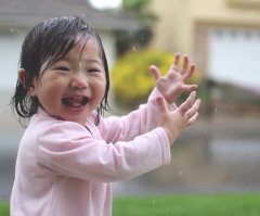 Adorable Toddler Experiences Rain for the Very First Time (VIDEO)