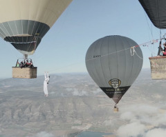 Man Crosses Tightrope Between 2 Hot Air Balloons Thousands of Feet In the Air (VIDEO)