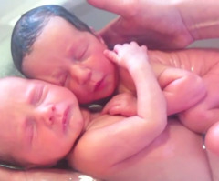 Newborn Twins Don't Know They've Been Born Yet in Sweetest Baby Bath Ever (VIDEO)