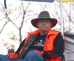 Ohio Pastor Sits on Roof of Church, Offers Prayers to Passerby on Nat'l Day of Prayer