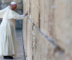 Pope Francis Slips Spanish Lord's Prayer Into Jerusalem's Western Wall