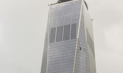 2 Workers Rescued After Dangling for Over 30 Minutes Outside 1 World Trade Center (PHOTOS)