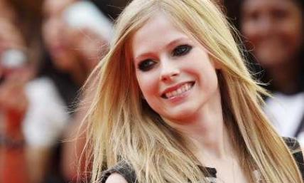 Avril Lavigne Requests Prayers for Unnamed Health Problem