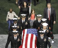 'American Sniper' Widow Taya Kyle Clutches Late Husband's Dog Tags at Oscars